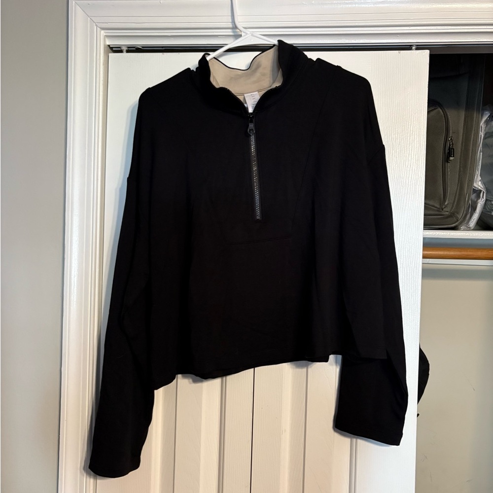 NWT LIVI Black and Tan 1/2 zip Sweatshit